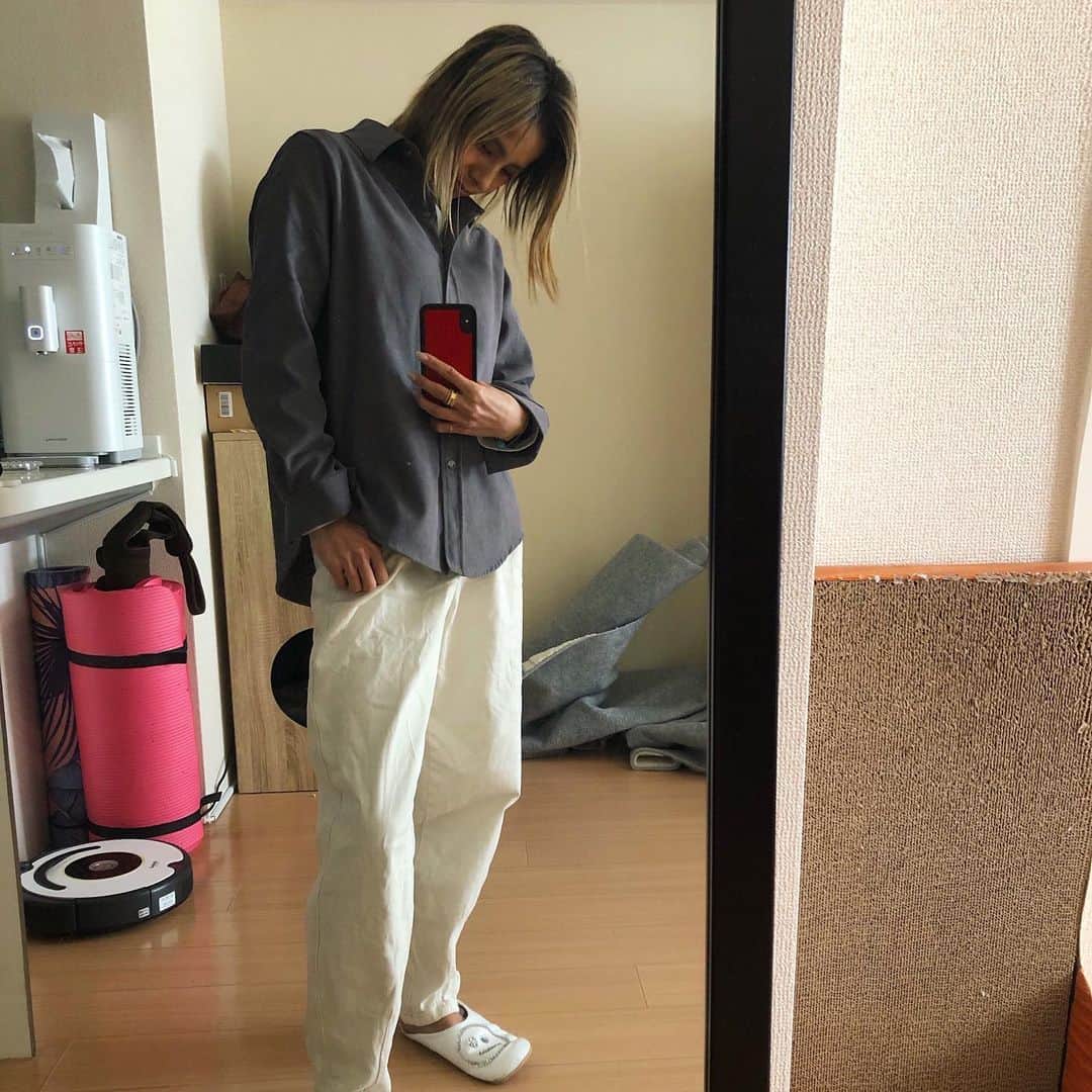 佐野千晃のインスタグラム：「このシャツSHOPLISTで¥900ぐらいだったけどものすごく可愛い←﻿ ﻿ 可愛いよね？←﻿ ﻿ パンツはzaraで¥4000ぐらいだったはず🤤←いつのか忘れるほど前に買いました笑﻿ ﻿ 洋服は色んなの着たいからプチプラで、小物はハイブランドってゆーのがあたしの服のこだわり🤤←こだわり？笑﻿ ﻿ #ooted #fashion #girl #moana #ファッション #コーデ #プチプラ」