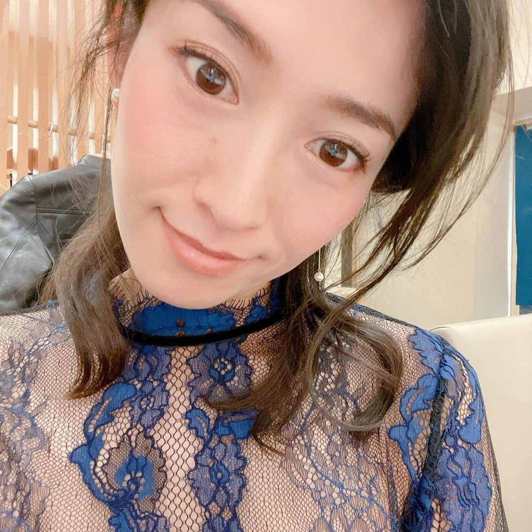森下千里のインスタグラム：「ちょいと前の記録。  ひろりんにいただいた H&Mのトップス。  オシャレさんが選ぶと、 値段なんて関係ないなと感じます☺️. . . #happy #h&m  #家にいると写真を撮らない #2つ前の投稿が全身写真だよ」