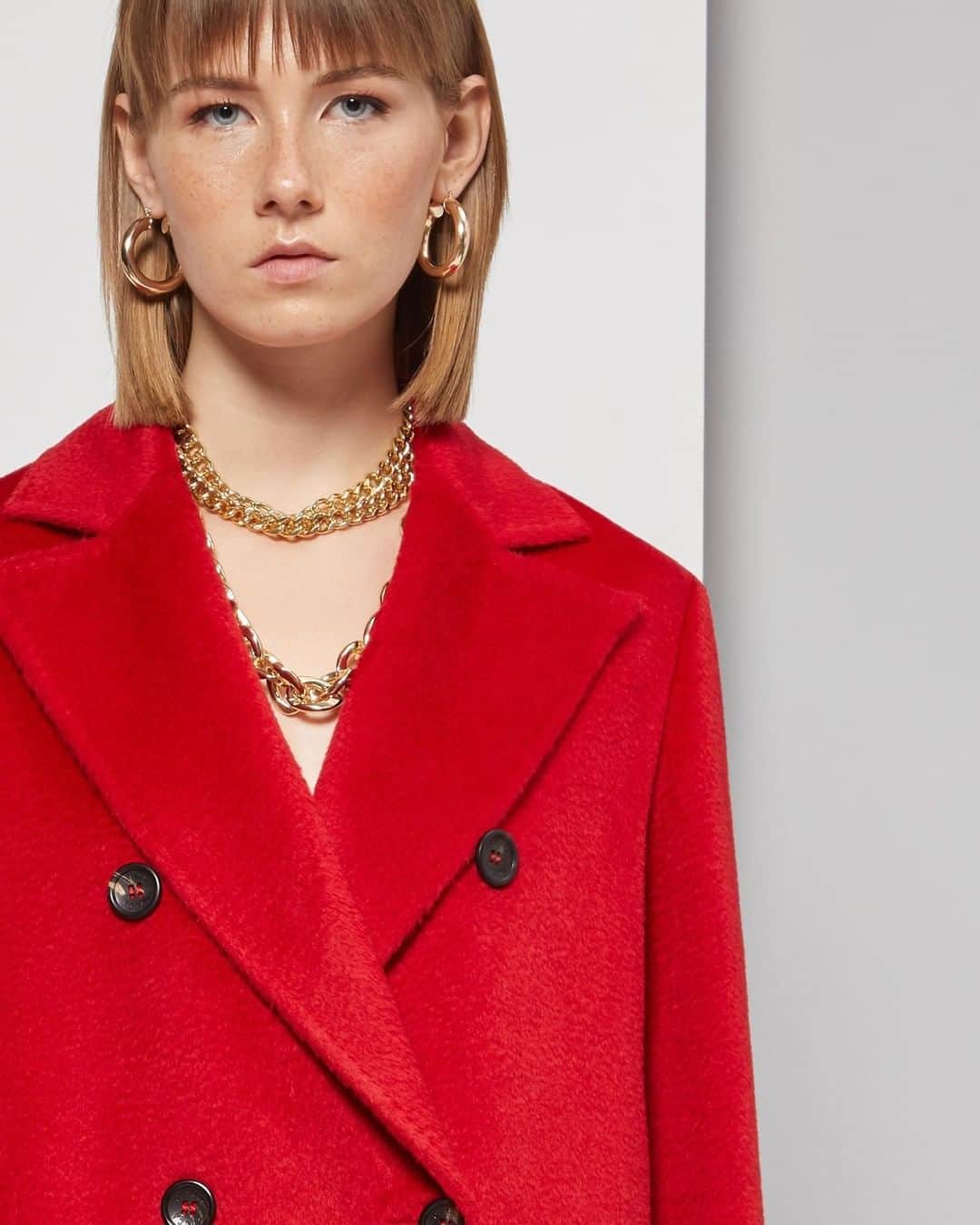 シンツィアロッカのインスタグラム：「Make this #ValentinesDay unique. Choose your piece from our special selection at bit.ly/CRvalentine and receive a special gift from us. Ends on Monday - but we’re sure you’ll fall in love in no time.」