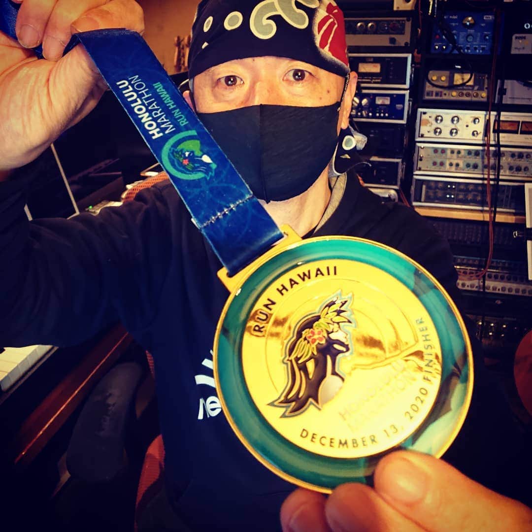 パッパラー河合さんのインスタグラム写真 - (パッパラー河合Instagram)「2020年ホノルルマラソンは日本で走ったログを提出するバーチャル大会でして、昨年末にログを提出して一昨日メダルが届きました。キレイです。今年はリアルで走りたいですね。  #幻のホノルルマラソン #完走メダル」2月12日 21時21分 - papala_kawai