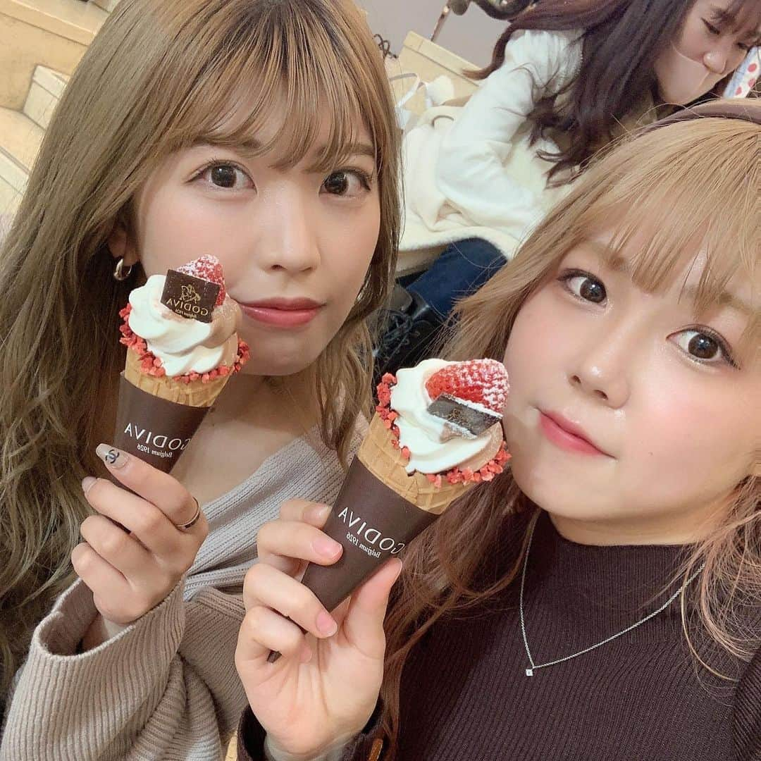 MANA（宮本茉奈）さんのインスタグラム写真 - (MANA（宮本茉奈）Instagram)「🍓﻿ ﻿ #阪神梅田本店 の8階にて開催中の﻿ #阪神のいちごとチョコフェス﻿ ﻿ 「#新SUN の #いちごさんのパフェ」1,100円﻿ ﻿ ﻿ #阪急うめだ本店 の9階にて開催中の﻿ #バレンタインチョコレート博覧会2021﻿ ﻿ 「#GODIVA の #ゴディバソフトクリームミックスチョコレート＆ストロベリー」601円﻿ ﻿ ﻿ 今年こそは自分のためのバレンタインチョコレート買う！﻿ って決めてたんやけどせっかくなら食べに行こう﻿ という事で、@ssfweon とデート﻿ ハプニングもあって爆笑止まらんくて楽しすぎた〜♡﻿ ﻿ 2月14日まで開催してるらしいので是非、！﻿」2月12日 21時35分 - ssfwmana