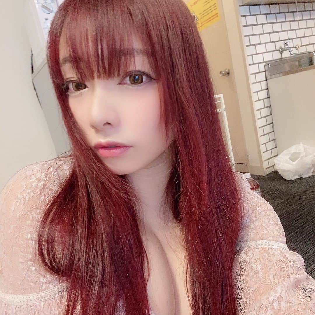ツナマヨのインスタグラム：「インスタが厳しくってセクシーな写真は載せられなくなっちゃった。 アカウント消されるのは絶対に避けたいし…🥺」