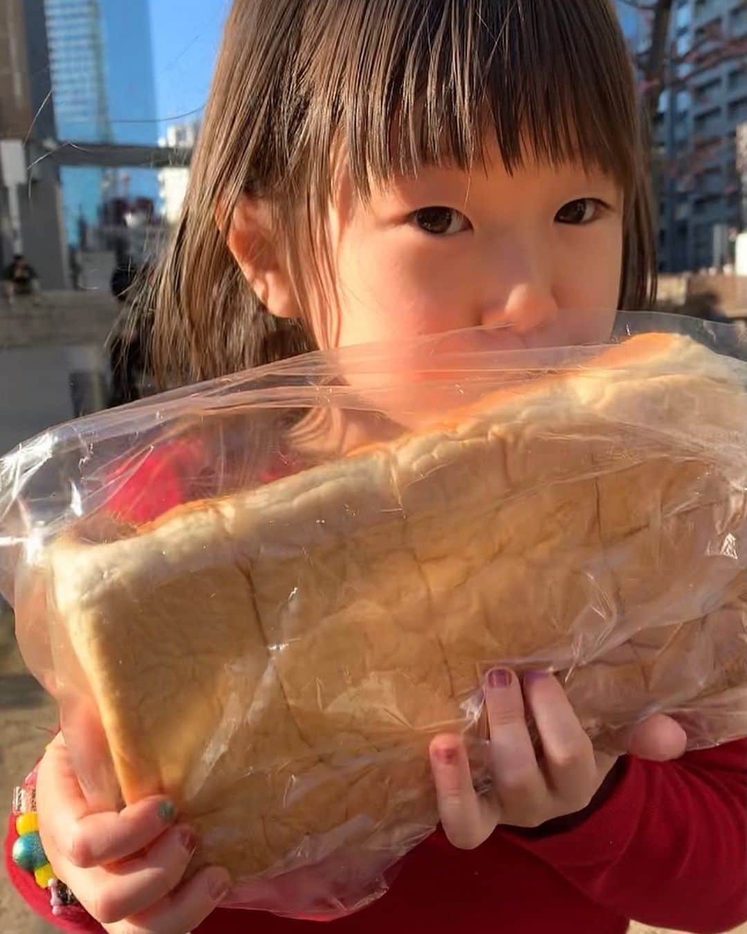 坂本美雨さんのインスタグラム写真 - (坂本美雨Instagram)「ディアフレンズのプロデューサーに、突然、おいしい食パンを一斤いただいたので、もちろん、これをやった。 #幼児と大きいパン  #今日のなまこちゃん」2月12日 21時28分 - miu_sakamoto