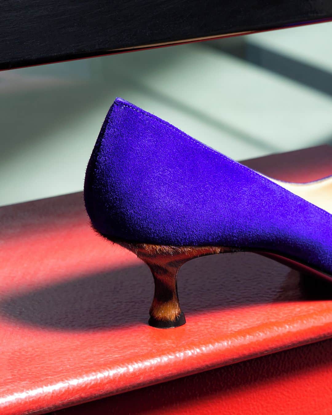 アレッサンドロオテーリのインスタグラム：「It's okay to be a little obsessed with shoes! What about this wonderful B50 Roar1 dècolletè? 💜⁣ .⁣ .⁣ .⁣ .⁣ #Otericollection #Alessandrooteri #Oterishoes #madeinitaly  #luxuryshoes #shoes #luxurydecollete #shoesinspiration #Shoeslover #Milano #Milanoshoes #musthaveshoes  #fashionable #PurpleShoes #Highheels  #fashiondesigner #style #leathershoes #glamour #Oteriluxuryshoes #Shoesinspiration #Milan #Colorfulshoes #Passionfordecollete #Fashioncontent #Coolshoes」
