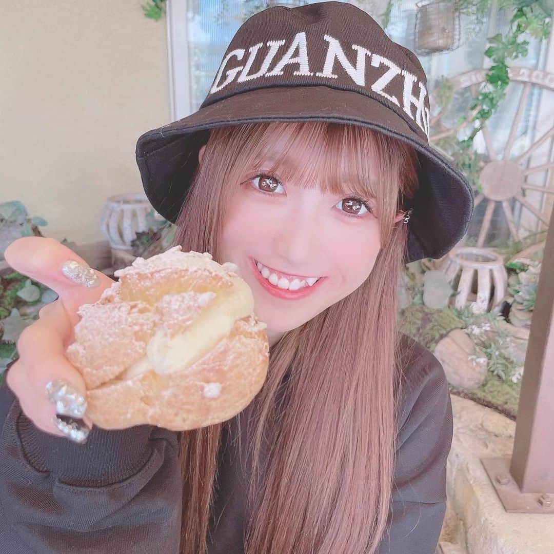 田口未彩のインスタグラム：「❤︎  こゆ格好もたまにする🐇  #ブラックコーデ　#パーカー　#パーカーコーデ　#バケットハット #バケットハットコーデ　#バケットハット女子　#パーカー女子 #ストレートヘア　#ヘアアレンジ　#ロングヘア　#冬メイク　#毎日メイク　#ストリートコーデ　#カジュアル　#カジュアル女子」