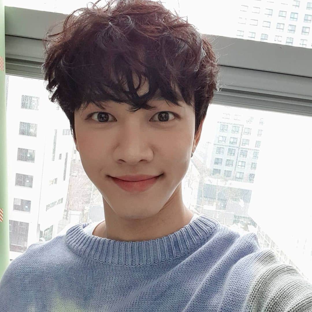 ギグァンのインスタグラム：「모두들 건강하고 즐겁고 행복한 연휴 보내세요😄😀🙂😊」