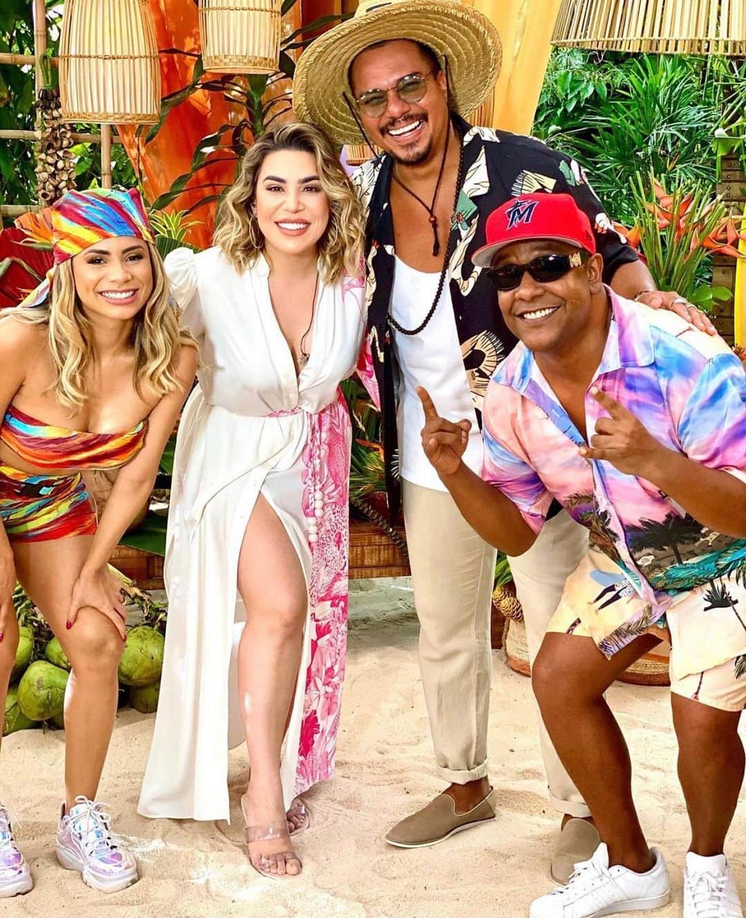 Sorriso Marotoのインスタグラム：「Daqui a pouco tem Encontro Com Fátima, em clima de Carnaval! O time tá formado! ❤️ A partir das 10:45, sintoniza na @redeglobo.」