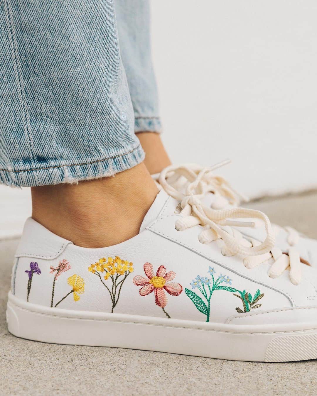 ソルドスのインスタグラム：「✨NEW✨ our latest embroidery has us itching for spring 🌱🌸⁣⁣ ⁣⁣ shop our pressed floral sneaker, link in bio.」