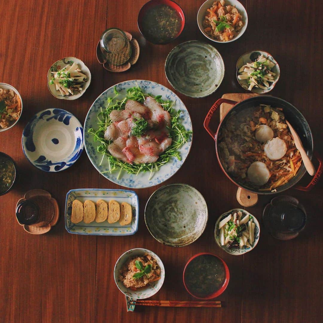 Kaori from Japanese Kitchenのインスタグラム：「海鮮三昧のにぎやかおうちごはん。 ・ こんばんは。 今日の朝昼ごはんは海鮮三昧。 ホタテの炊き込みご飯と カンパチのカルパッチョが本日のメイン。 あおさのお味噌汁は赤味噌で赤だし風に。 新鮮な食材で作ると、いつもの味つけなのに 三割増しで美味しくなりますね。 ・ 【薬膳の話】 今日はホタテの話。 ホタテは平性といって身体を温めも冷やしもしない食材。 干し貝柱は薬膳食材としてよく使われており お粥に入れると胃腸にやさしい薬膳粥のできあがり。 ホタテと白米は両方とも 胃腸の働きを調えてくれる効能が期待できますので 胃が疲れている人におすすめしたい組み合わせ◎ 今回はお粥ではなく炊き込みご飯にして 薬膳要素を取り入れてます。 ・ コロナ禍で水産物取組出荷量や 価格の落ち込みが深刻になっているらしく 食卓から日本の魚食文化を支えたい、と思い 「海の恵み食の底力JAPAN」に参加しました。 鮮度のよい美味しい魚介類が 前よりも手に入りやすくなっている今 たくさん食べて少しでも生産者さんを応援できたらと思います。 ・ ・ 【おしながき】 ホタテの炊き込みご飯 あおさのお味噌汁 ねじめ黄金カンパチのカルパッチョ 寿司屋のだし巻き卵 山芋と黒きくらげのナムル ・ ・ ・ ・ 2021.02.12 Fri Hi from Tokyo! Here’s Japanese breakfast:Seasoned rice w/ scallop, nori seaweed miso soup, greater amberjack carpaccio, Korean marinated yam and black Judas's ear, and rolled egg omelet. ・ ・ ・ #Japanesefood #breakfast #朝ごはん #おうちごはん #早餐 #薬膳 #うつわ #自炊 #家庭料理 #松浦コータロー #佐藤もも子 #STAUB #ストウブ #海の恵み食の底力JAPAN #日本の水産物を食べて応援 #pr #やちむん」