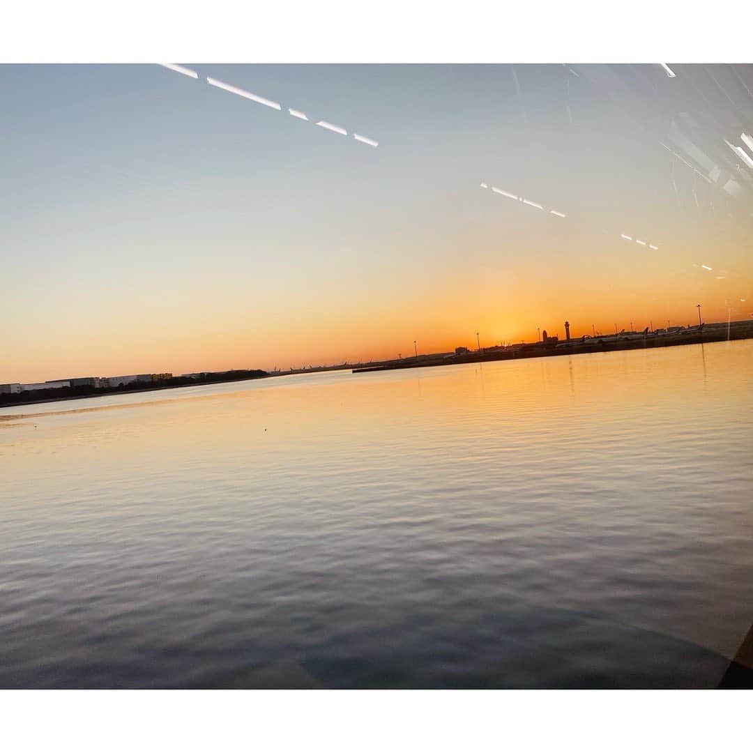 西村志野のインスタグラム：「＊ 先日、羽田空港に向かう電車から見えた 朝日がきれいでした☀️  早起きは三文の徳ですね🥰 ＊ #朝日 #景色 #beautiful #sunrise #sun #羽田空港 #flight #飛行機 #お仕事 #移動 #picture #sunny」