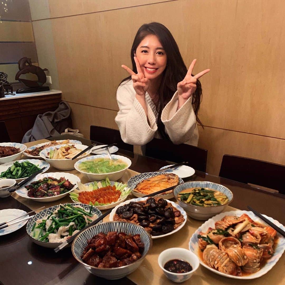 のインスタグラム：「大家族就是有濃濃的過年味😆 我有六個阿姨三個舅舅！ 所以從除夕就吵吵鬧鬧到現在好開心 我回家就是要當軟爛的小孩～ #正在打麻將#贏錢啦繼續保持」
