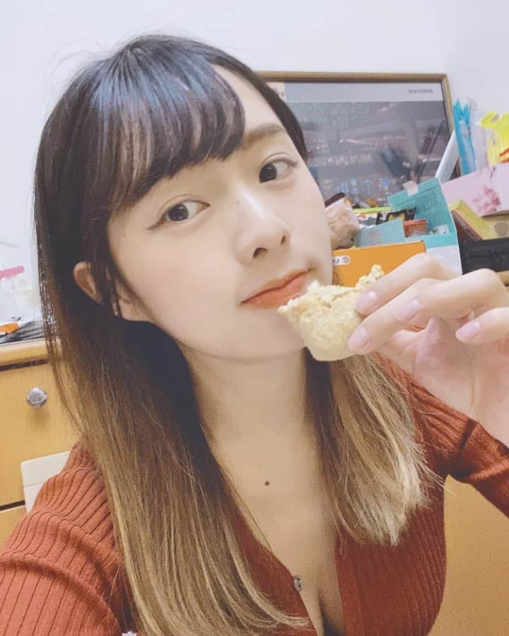 Dewi Chienのインスタグラム：「🤪愛上麻荖⋯⋯咬下去的聲音！！ #過年耍廢日常 #是女鵝想吃的」