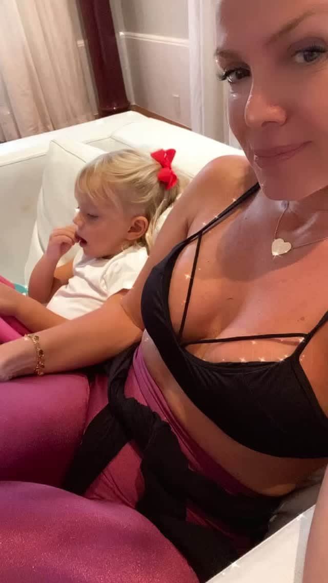 Eliana Michaelichin Bezerraのインスタグラム：「Miss Simpatia, ela adora uma câmera.Olha que charme❤️.Não posso dizer o mesmo da minha risada #minhavida #milagrinho #maedemenino #maedemenina #maededois #mariapassanafrente」
