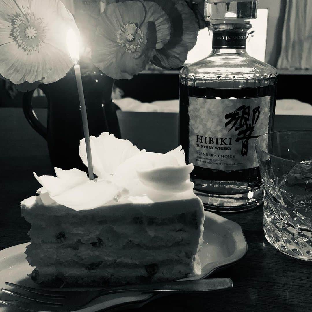 小濱なつきのインスタグラム：「Happy Birthday to me. ささやかに、ウイスキーをちびちび(大事に)舐めながらケーキをつついています🥃🍰  #ポピーと響とHARBSのケーキ」