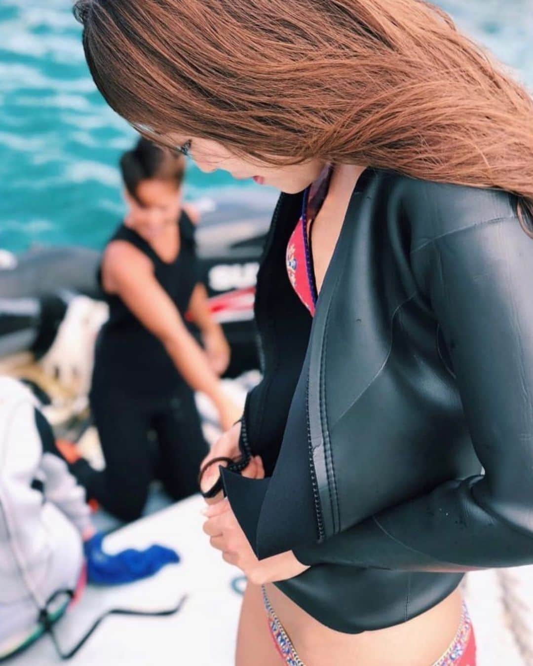 澤井玲未のインスタグラム：「こちらは宮古島でシュノーケリングツアーに参加した時の写真📸✨  シュノーケリングをする時は上にラッシュガードなどを着用する事が多いいです🧜🏽‍♀️  理由はサンゴや岩に当たってしまった時に擦り傷や切り傷ができてしまう事があるから🐠  あとは日焼け防止！🔥　背中と首裏が真っ赤に焼けてしまうことも🌞 まだ水温が少し低い時も着用するのをオススメです✨  また、シュノーケリング時は泳ぎ疲れて立ち泳ぎをして サンゴ礁を蹴って折ってしまったり海底の砂が巻き上がって視界が悪くなってしまうことがあります👀🌪  無理をせず自分のペースで泳ぐ事と、泳ぐのが苦手な方は深場に注意して浮力器具なども用いてみてください☺️❤️  〜サンゴは産卵後、石や岩に卵が着床して育ちます🥚🌈 目には見えないほどの小さなサンゴの赤ちゃんを守る為に、宮古島ではノータッチサンゴマナーをお願いしています〜  【ノータッチサンゴマナーとは？】 ①立たない ②歩かない ③蹴らない ④触れない ⑤餌付け禁止  @sdgs_miyakojima_okinawa  のフォローも是非してね💕  【いいね❤️コメント💭シェア】が審査基準になります、2/21までご協力お願いします🧜🏽‍♀️💜 #ノータッチサンゴマナー #notouchcoral #宮古島 #miyakojima #diving#divinginstructor#scubadiving#ダイビング#スキューバダイビング#ダイビングインストラクター#沖縄#okinawa#珊瑚礁#coral#ダイビング女子#ダイビング好きな人と繋がりたい #旅行#南国#海#夏#padi#沖縄好きな人と繋がりたい#海好きな人と繋がりたい#青の洞窟ダイビング #宮古島ダイビング#ダイビングモデル#小麦肌#underthesea#sdgs」