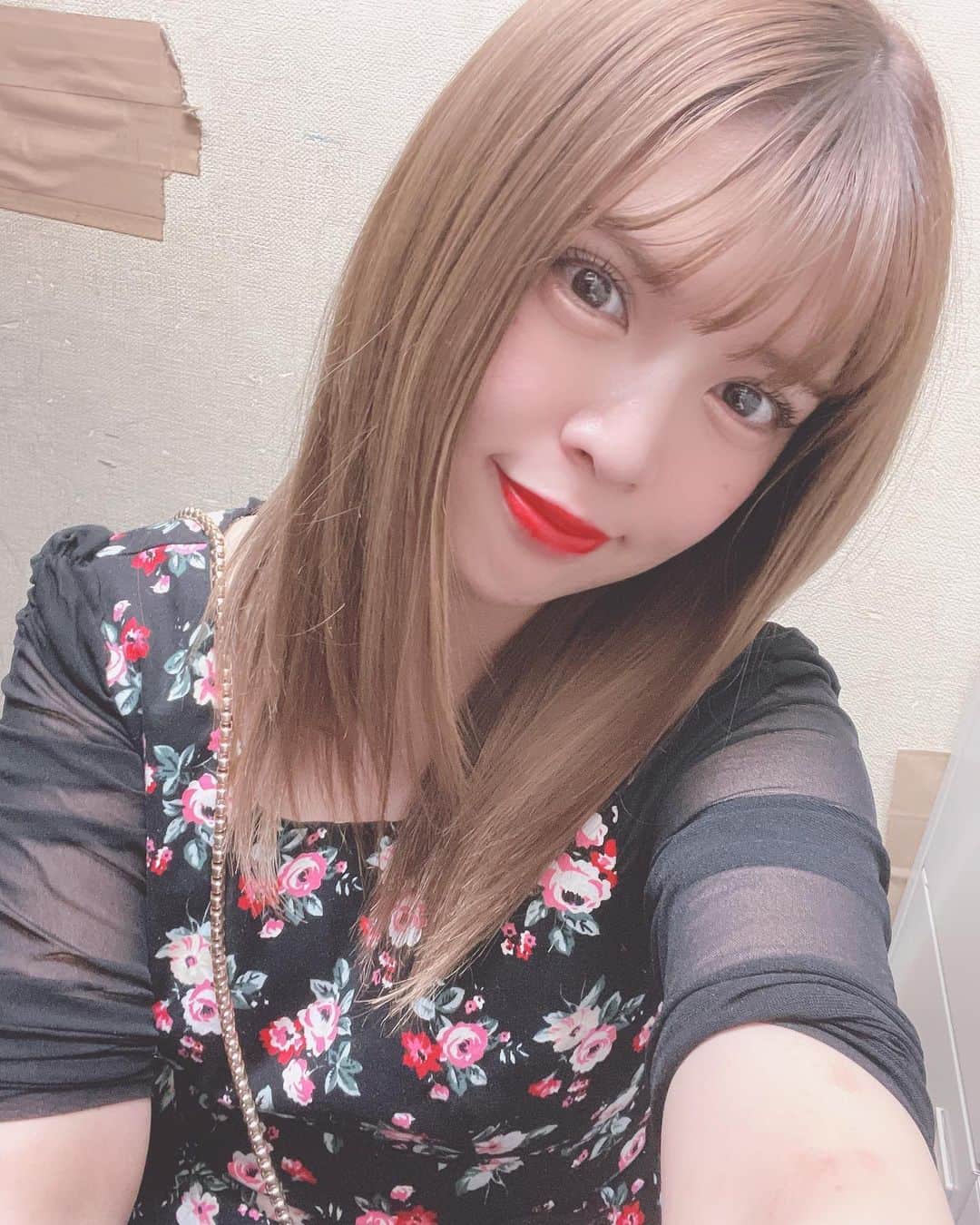 坂口杏里のインスタグラム：「MJドレスしか勝たん👗‼️  緊急事態宣言前に着たんだけど これ大好評‼️✨ 早くまた着たいな… 早く緊急事態が終わることを祈ります。」