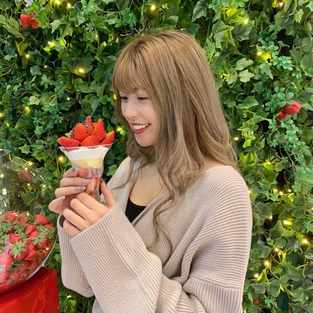 EON（梶野恵園）のインスタグラム：「﻿ ﻿ @ssfwmana に誘われて﻿ 梅田おデートしてきた！﻿ ﻿ #バレンタインチョコレート博覧会﻿ #阪神のいちごとチョコフェス2021﻿ ﻿ めちゃくちゃバレンタインでワクワクした🍫﻿ ﻿ #新sun の#いちごさんのパフェ  食べた〜〜〜！  #阪神梅田本店 #いちごとチョコフェス #梅田インスタ映え #梅田スイーツ #バレンタイン #バレンタイン限定 #インスタ映え好きな人と繋がりたい #いちご #いちごスイーツ #いちごパフェ #梅田 #梅田デート」