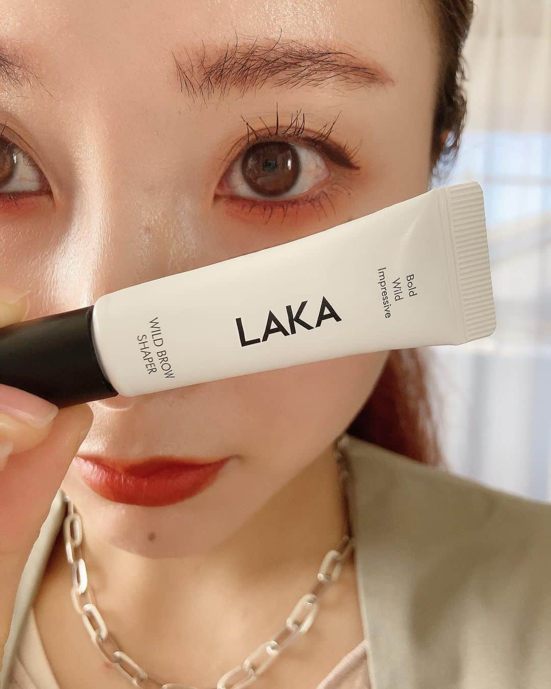 井上花実のインスタグラム：「眉毛ふさふさに立てるやつ。 LAKA / WILD BROW SHAPER 眉毛少ないからなるべく多く見せたくて中のジェルは透明なやつを買ってみた すごくいい！ 今はアイブロウマスカラには戻れないな。 Qoo10 のLAKA直営ショップで1500円くらいで買いました。 @laka.official  @laka.official.japan  実は動画も撮ったけど、再生したら表情やばくて顔が怖かったから自粛。 いつもの盛れるカメラによる盛れた静止画 そろそろまつげパーマしないとバラついてきた👀 : #laka#wildbrowshaper #眉毛#眉毛メイク #眉メイク#アイブロウ#アイブロウマスカラ #ふさふさ眉毛 #眉毛ふさふさ #ハンサム眉毛 #眉#ワイルドブロウシェイパー#韓国コスメ」