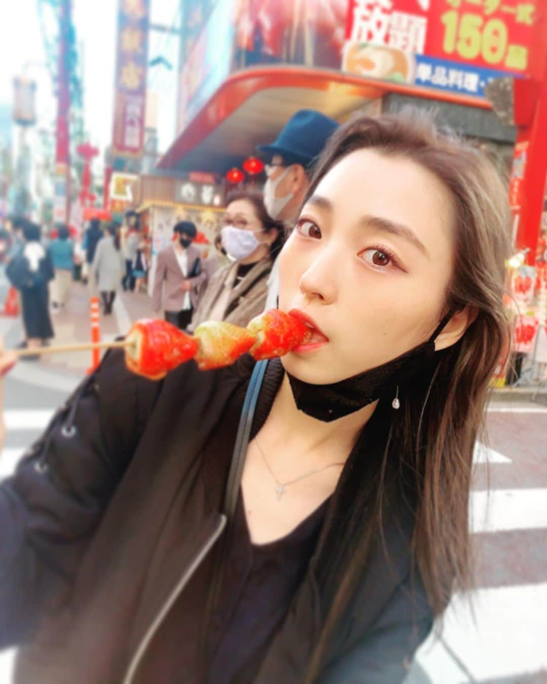 鈴木友梨耶さんのインスタグラム写真 - (鈴木友梨耶Instagram)「初めていちご飴を食べた日🍓  だいぶ前😂また行きたいな〜♪  写真は大好きな弟が撮ってくれたよ❤️  #family #家族 #鈴木姉妹 #ROSEAREAL #横浜グルメ #横浜中華街 #食べ歩き #鈴木友梨耶 #鈴木真梨耶」2月12日 21時46分 - yuriyasuzuki_828