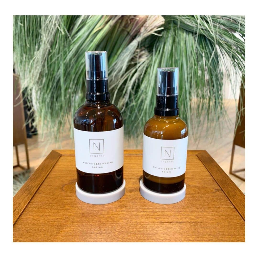 のインスタグラム：「3月12日に @norganic_official のローションとセラムがリニューアル。﻿ ひと足お先にお試しさせていただきました。﻿ ﻿ 「N organic」を手掛けるのはサイバーエージェントの子会社「シロク」。商品発表会のコンセプトや空間作りもさすが！だなぁと思います。﻿ ﻿ ﻿ 体幹を鍛えるかのような「肌幹スキンケア」のN organic。 ローションで揺らぎを防ぎ美しさを引き出し、その後、ローションで引き上げたセラムで高め安定肌をキープ。この2段階ケアを「肌幹スキンケア」と言うそう🥺✨﻿ ﻿ 乾燥肌、敏感肌、混合肌の方も使用できるスキンケアというのがいいなぁと。﻿ マスク生活で荒れがちなお肌にぴったり✨﻿ 精油の香りに癒されて寝ています。 ﻿ ﻿  ・N organic モイスチュア&バランシング ローション 3,800円（税抜）﻿ ・N organic モイスチュア&バランシング セラム 5,800円（税抜）﻿ ﻿ ﻿ #norganic#エヌオーガニック#リニューアル#オーガニックコスメ#ローション#セラム#化粧水#乳液#美容液#乾燥肌#敏感肌#混合肌#シロク#肌幹スキンケア#スキンケア#美容#skincare#beauty」