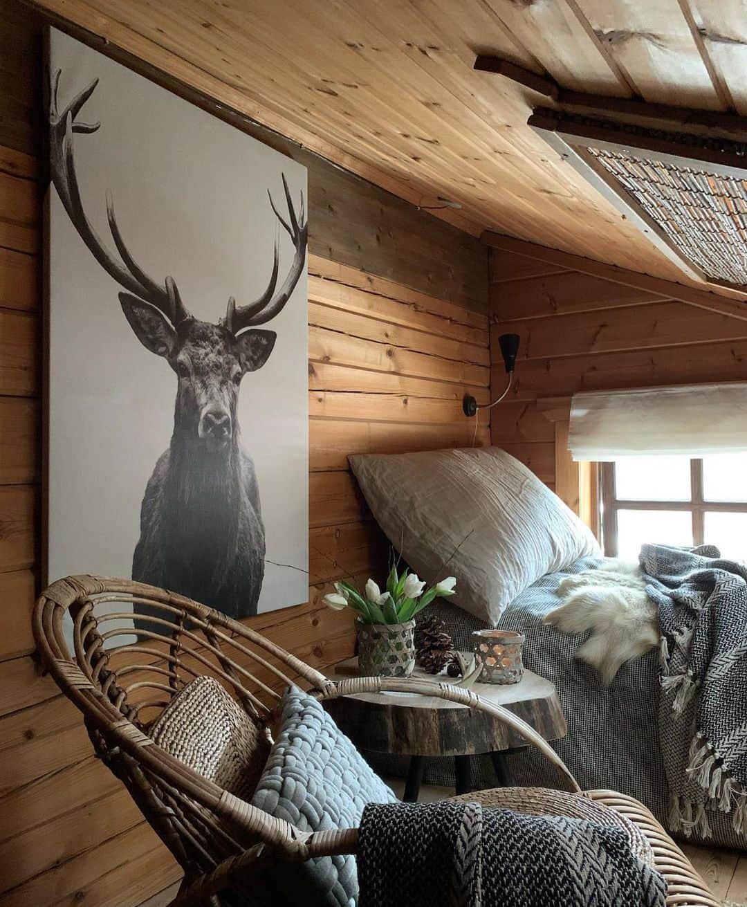 My Interiorのインスタグラム：「The home you would love to spend Winter in 🏡 credit @lillelundshytteliv」