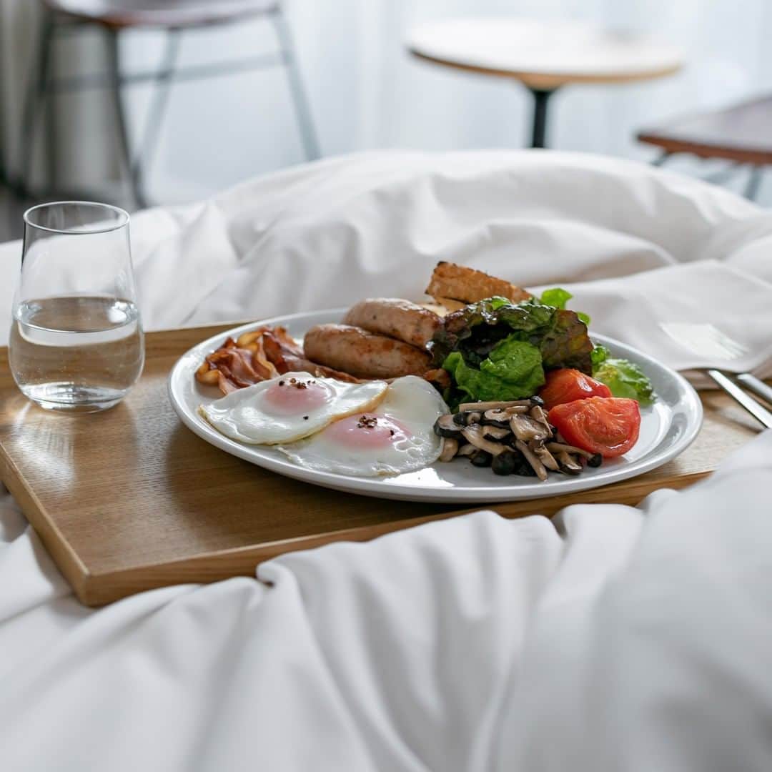 TRUNK(HOTEL)さんのインスタグラム写真 - (TRUNK(HOTEL)Instagram)「Eggs sunny-side up, head pillow-side down.  #trunkhotel #ブティックホテル #boutiquehotel #breakfast #朝食 #breakfastonbed #shibuya #tokyo」2月12日 21時50分 - trunkhotel_catstreet
