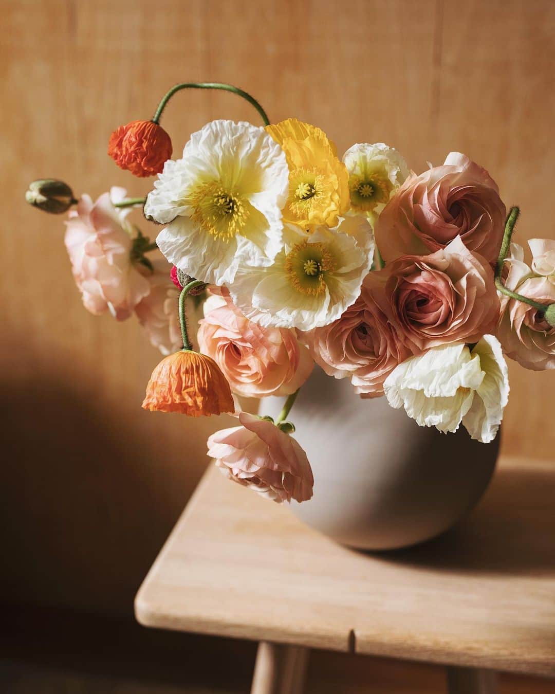 増田由希子さんのインスタグラム写真 - (増田由希子Instagram)「Beautiful flowers always brighten my day🌿 #happycolors #poppy #ranunculus #poppies #cooee ポピーとラナンキュラス、好きな花合わせです。 #春色」2月12日 21時52分 - nonihana_