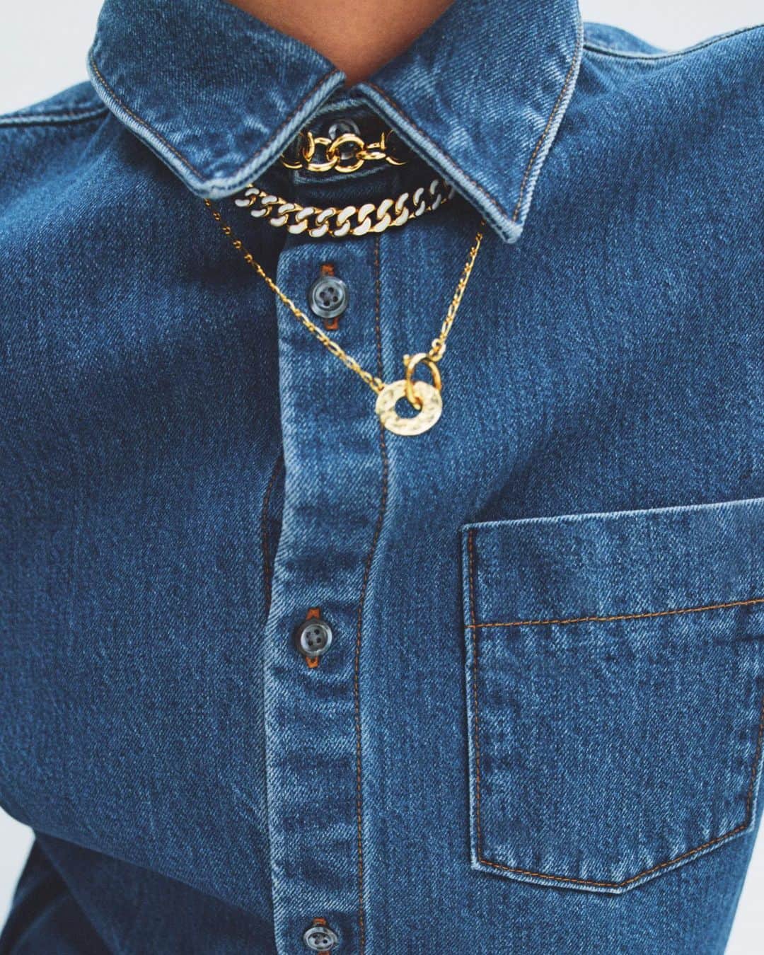 アーペーセーのインスタグラム：「A.P.C. Spring/Summer 2021 collection.⠀ ⠀ @paulhameline is wearing the Victor overshirt in dark blue, the Ambre necklace and the Pauline necklace both in gold.⠀ ⠀ Photography : @timelkaim  Creative direction: @suzannekoller ⠀ ⠀ Available in stores and at apc.fr⠀ ⠀ #APC #APCcollection #APCaccessories #APCSS21」