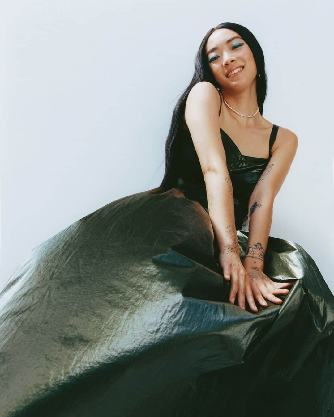 Kinfolk Magazineのインスタグラム：「"It’s never really been of interest to me to write a straight-up love song with a heterosexual partner. Right now, there’s a lot to be frustrated about. I use that as a jumping-off point rather than just: 'He was a boy, she was a girl.'"—Rina Sawayama. In Issue Thirty-Eight, we take a tour around the sweet, strange galaxy of pop sensation @rinasonline. (Photo: @annielai__, Styling: @seonwoohwan_, Hair: @tomomiroppongi, Makeup: @michelle_dacillo)」