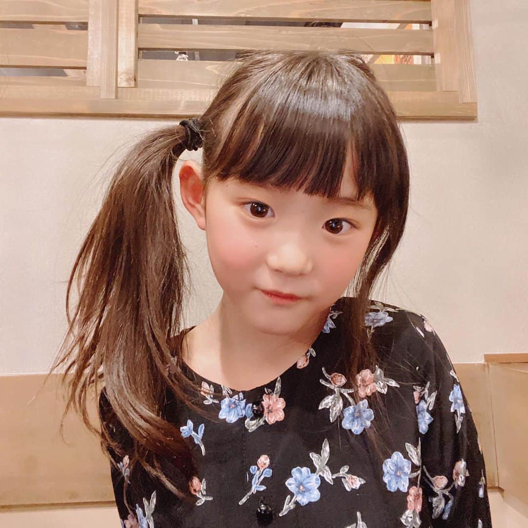 *yoko*のインスタグラム：「* ◇2021.2.12  なりきりカナヲ🦋  心乃の自由帳を見るのがいつもの楽しみ。 2、3、4枚目は心乃が今さっき全集中で描いてたやつ。 描いて消して描いて消して。 カナヲは思ってたより足が短くなってしまったから急遽ベンチに座らせることにしたんやって。 私より全然絵心あると思うねんな〜✏️  #7歳#カナヲ#自由帳#鬼滅の刃」