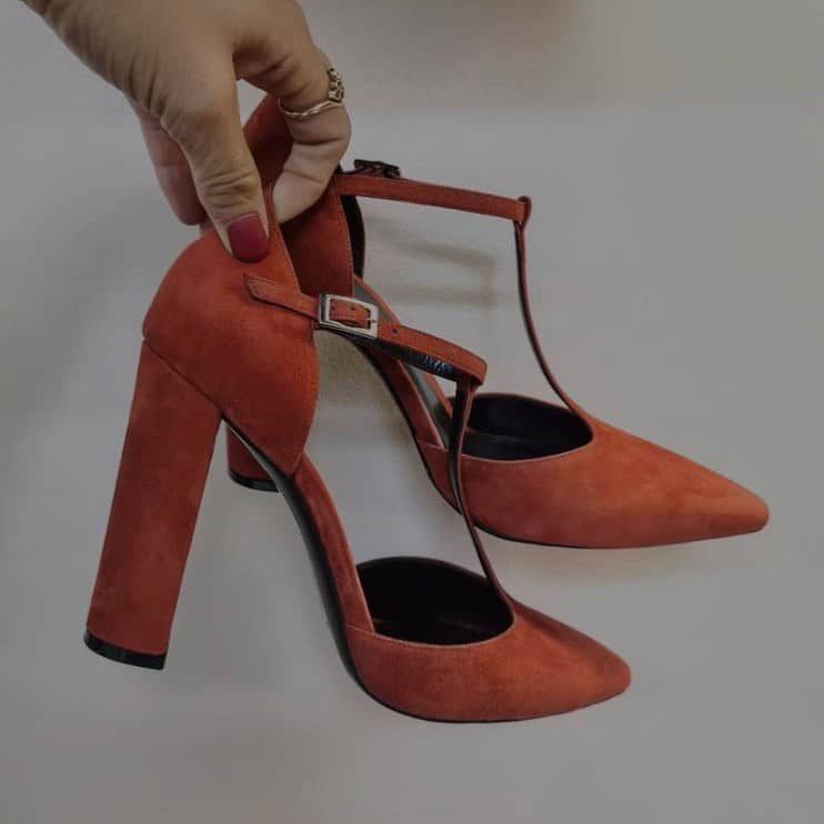 ジャンニマーラのインスタグラム：「ULTIME PAIA DISPONIBILI 💞 Lo trovate online con il codice CHARLESTON 4001TG  -50% di sconto su tutto il sito  Grazie a @negozioambizioni per la foto  . #shopping #ootd #charleston #madeinitaly #tacchi #heels #grlpwr #girl」