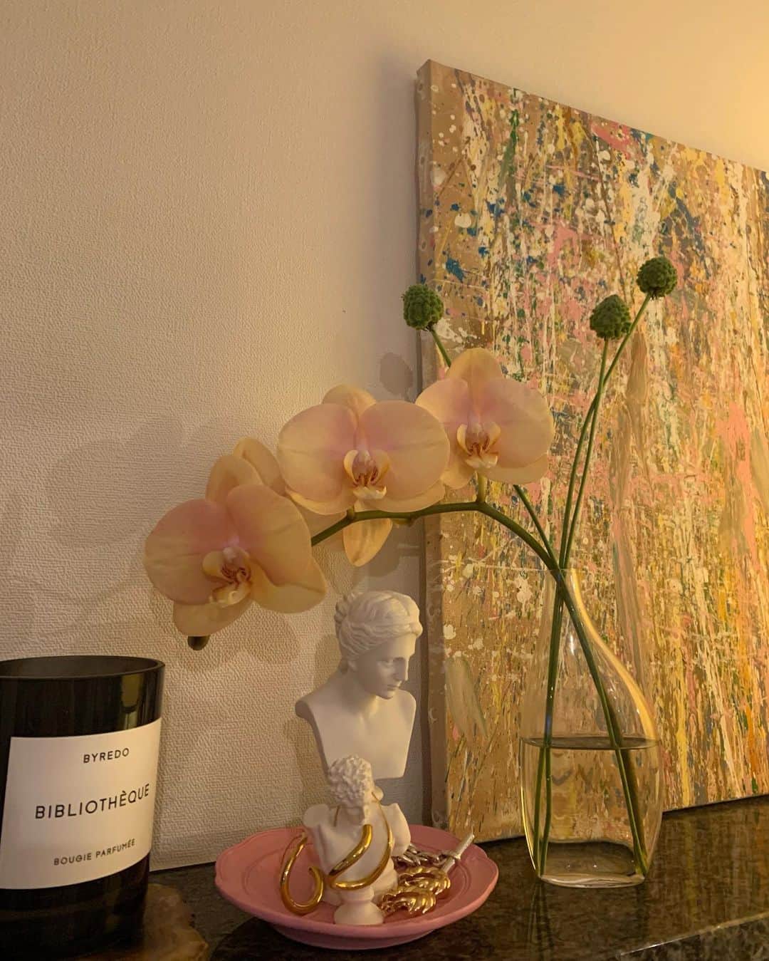 Naomiさんのインスタグラム写真 - (NaomiInstagram)「1週間経っても元気🌼🗿 #flowers#orchid#art#interior #蘭」2月12日 21時59分 - naomi1008