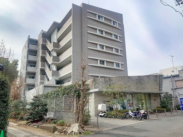 せたがやクラソンのインスタグラム：「『スワンスワン 603』﻿ ﻿ ・京王線芦花公園駅 徒歩2分 ・13.3万円・40.53㎡・1LDK ___________________________________________________________________﻿  1LDKの間取りは、ふたり暮らしにちょうどいい。  南向きということで日当たりが良く、 目の前に建物も見当たらないので、 開けっぱなしでも過ごせちゃうかも。 日差しがまっしろな内装に反射して、いつまでも明るい印象。  ウォークインクローゼットはかなりたっぷり。 水まわりはどこもきれい。  ひとつムムっと思ったのは、 LDK・洋室の仕切り扉や水まわりの扉が、 壁にすっぽりおさまっちゃうタイプで、 開けるのにちょっと苦労する。笑 私みたいにせっかちな人は苦手かも。  街と一緒で、ゆっくりと和やかな人に住んでほしい。 きっとびっくりするくらい似合うと思います。  ▼この物件の詳細、﻿ そのほかのお部屋はプロフィールのリンクから﻿ @setagayakurasson﻿ ___________________________________________________________________﻿ ﻿ 「オンラインでお部屋探し」スタートしました！ ご相談お待ちしております。 ﻿ ﻿https://setagayakurasson.com/online _____________________________________________________________________﻿ ﻿ #せたがやクラソン #せたがやンソン #賃貸 #お部屋探し #オンラインお部屋探し #引っ越し #内見 #部屋 #ワンルーム #ひとり暮らし #ふたり暮らし #好きな街 #暮らしを楽しむ #キッチン #家具 #世田谷 #賃貸インテリア #リノベーション #コンシェルジュ #世田谷のお部屋探し  #京王線 #芦花公園 #暮らしを楽しむ #1LDK #白い内装 #高級感 #明るい室内 #和やかな雰囲気 #ゆっくりと過ごす」