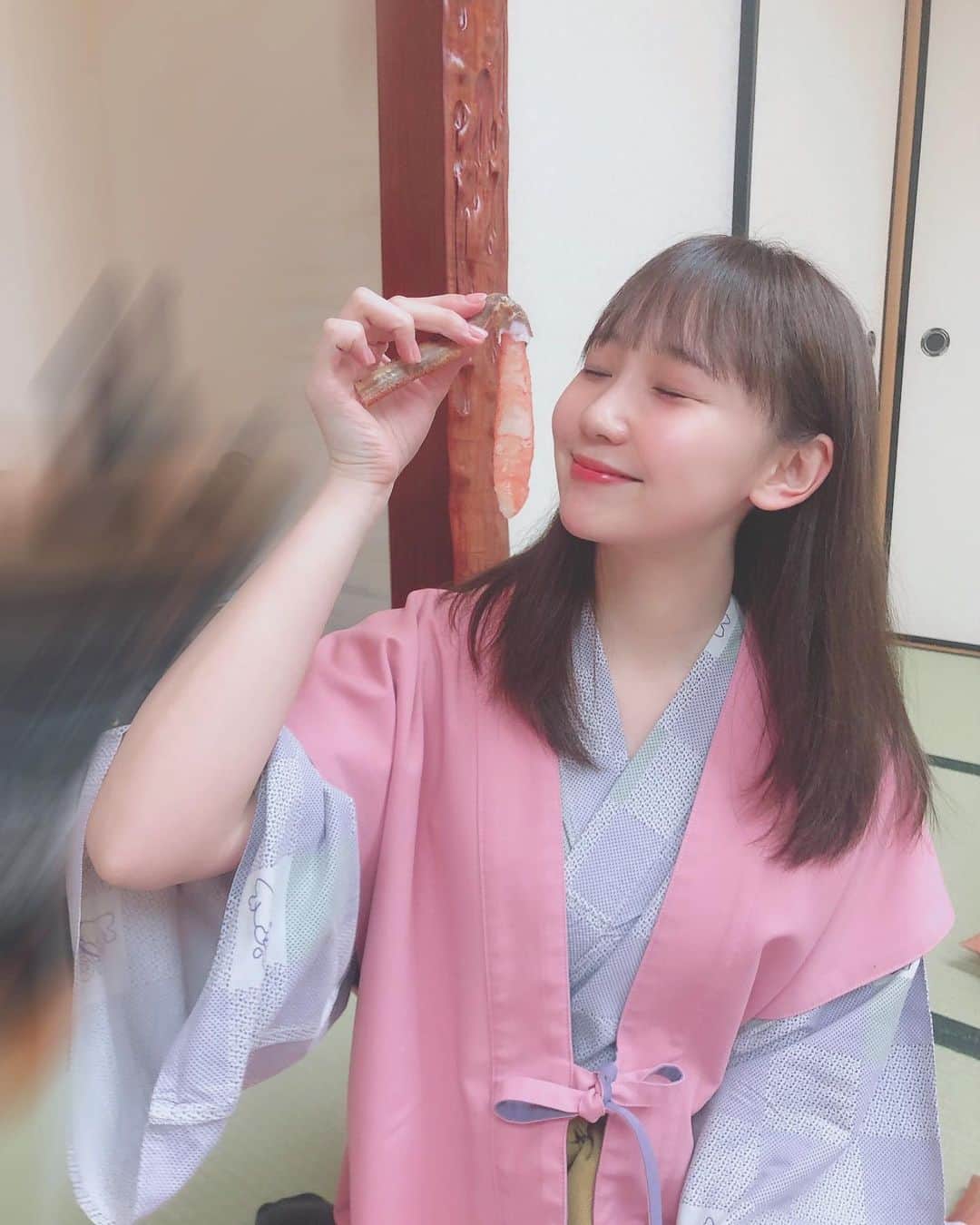 大段舞依のインスタグラム：「﻿ ﻿ 大好きなカニ刺し食べてご機嫌さん♡♡♡﻿ ﻿ なのにヘアオイル忘れちゃって髪の毛が﻿ ぱやぱやさんでした🦀😂👩🏻（笑）﻿ ﻿ ﻿ #カニ #カニ刺し #🦀 #過去pic #髪の毛﻿ ﻿」
