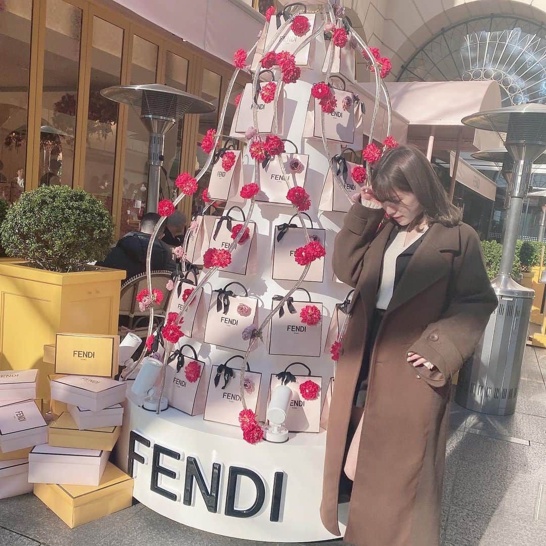 横山なつみのインスタグラム：「🌹🤍 . . . #fendicafe #fendi #表参道 #表参道カフェ」