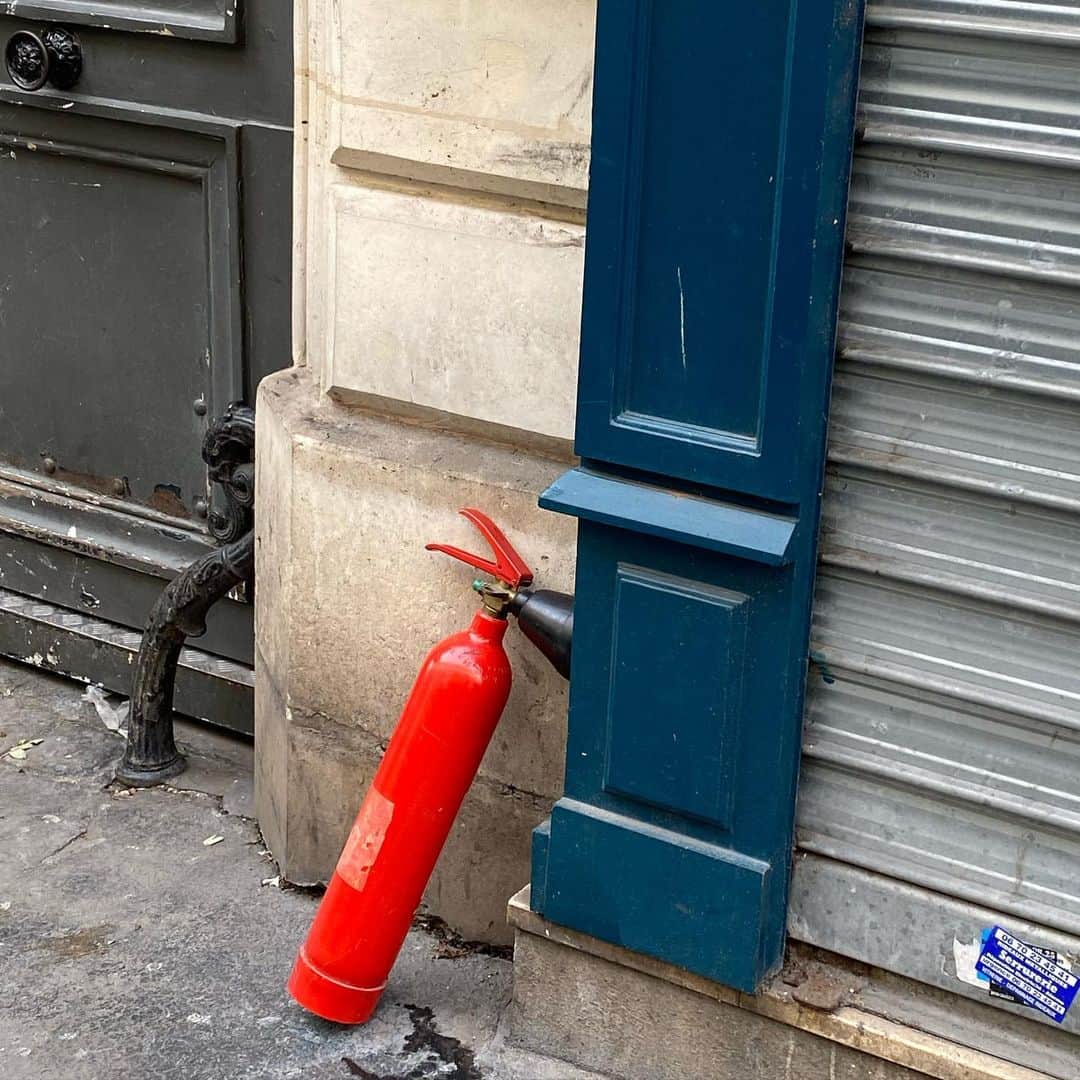 フィリップ・P・キーンのインスタグラム：「#thingsyoufind  #wedidntstartthefire #red」