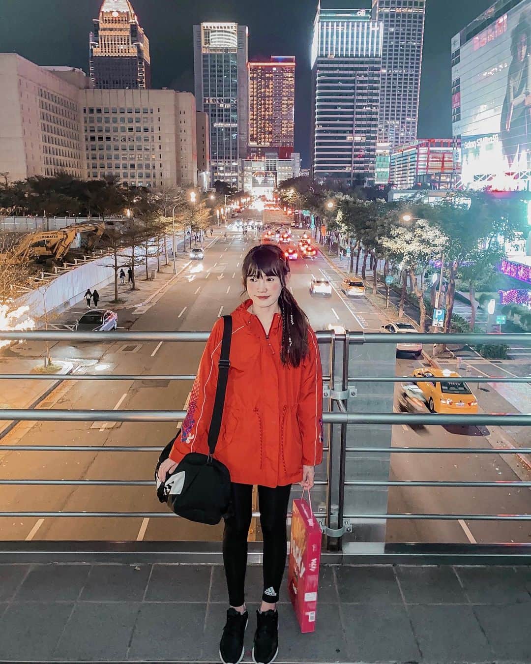 ウー・シンティーのインスタグラム：「初一穿新衣！ 過年期間的信義區 冷冷清清❤️🤍🥲  #拿著近期最愛的零食禮盒去拜年 #貪吃起來😋  #牛年 #新年快樂 #吉祥如意」