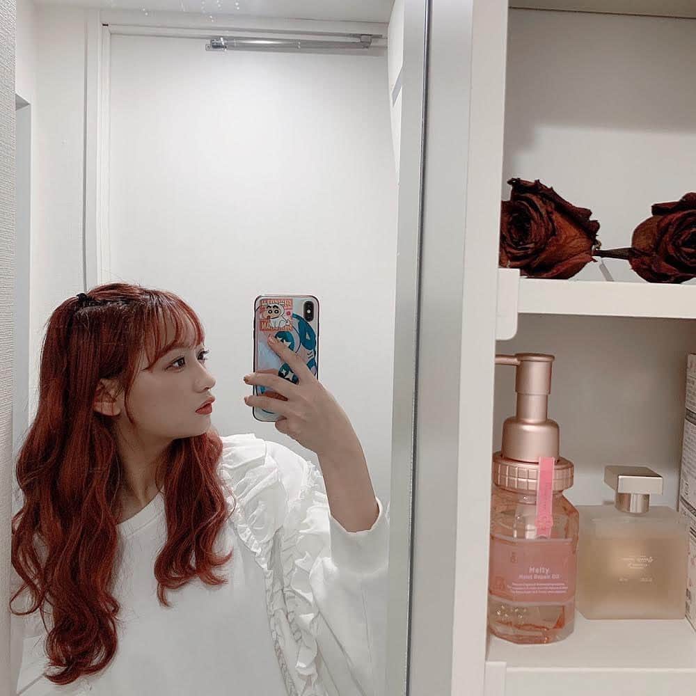 白川れなのインスタグラム：「＆honey meltyのヘアオイル！👩  とにかくれなは香りが好きで 女の子らしいけどさわやかな香りが ほんとに大好き(;_;)♡  いつものヘアアレンジにオイルをプラスする だけで抜け感が出てオシャレになるから とても良いし、寝る前とかにもつけてる◎ ピンクでかわいいからお部屋に置いてても インテリアに🦄  #アンドハニー #はちみつ美容 #ハニーオイル#はちみつシャンプー #メルティハニー #andhoney #andhoney_pr #hairstyle #haircolor # #daily #daily_photo_jpn #socialdistancing #makeup #美容学生 #メイク #lilac #portrait#좋아요 #소통 #팔로우 #팔로미 #오오티디 #데일리룩 #패션 #뷰티스타그램 #메이크업 #셀카 #赞 #粉我」
