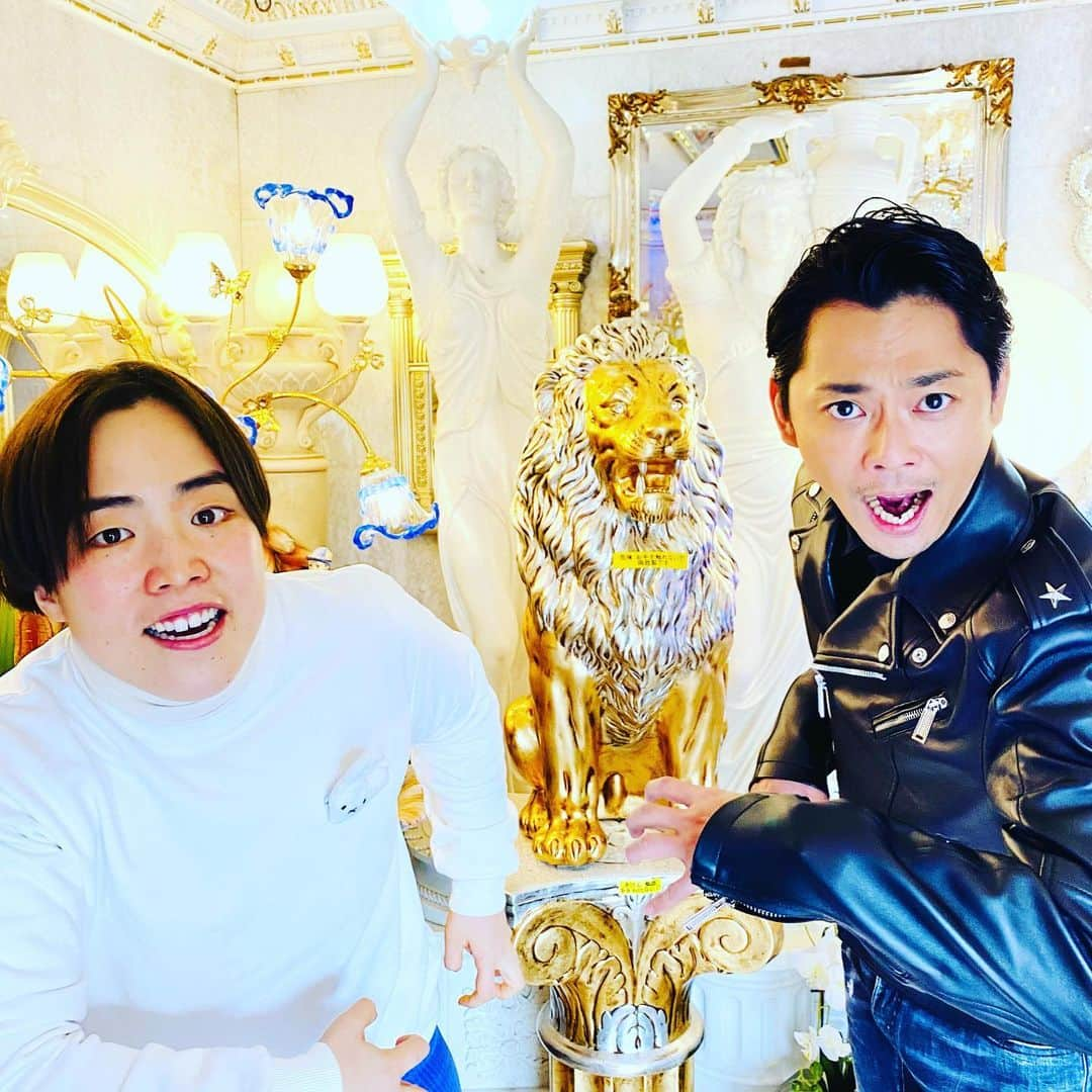 今井翼さんのインスタグラム写真 - (今井翼Instagram)「やったー！  ゆりやん  #ゆりやんレトリーバー #共演 #嬉しい #楽しい #爆笑 #優しくかわいい #ゆりやんファン #バブリーな背景  #ゆりやんつばやん」2月12日 22時03分 - tsubasaimai_official