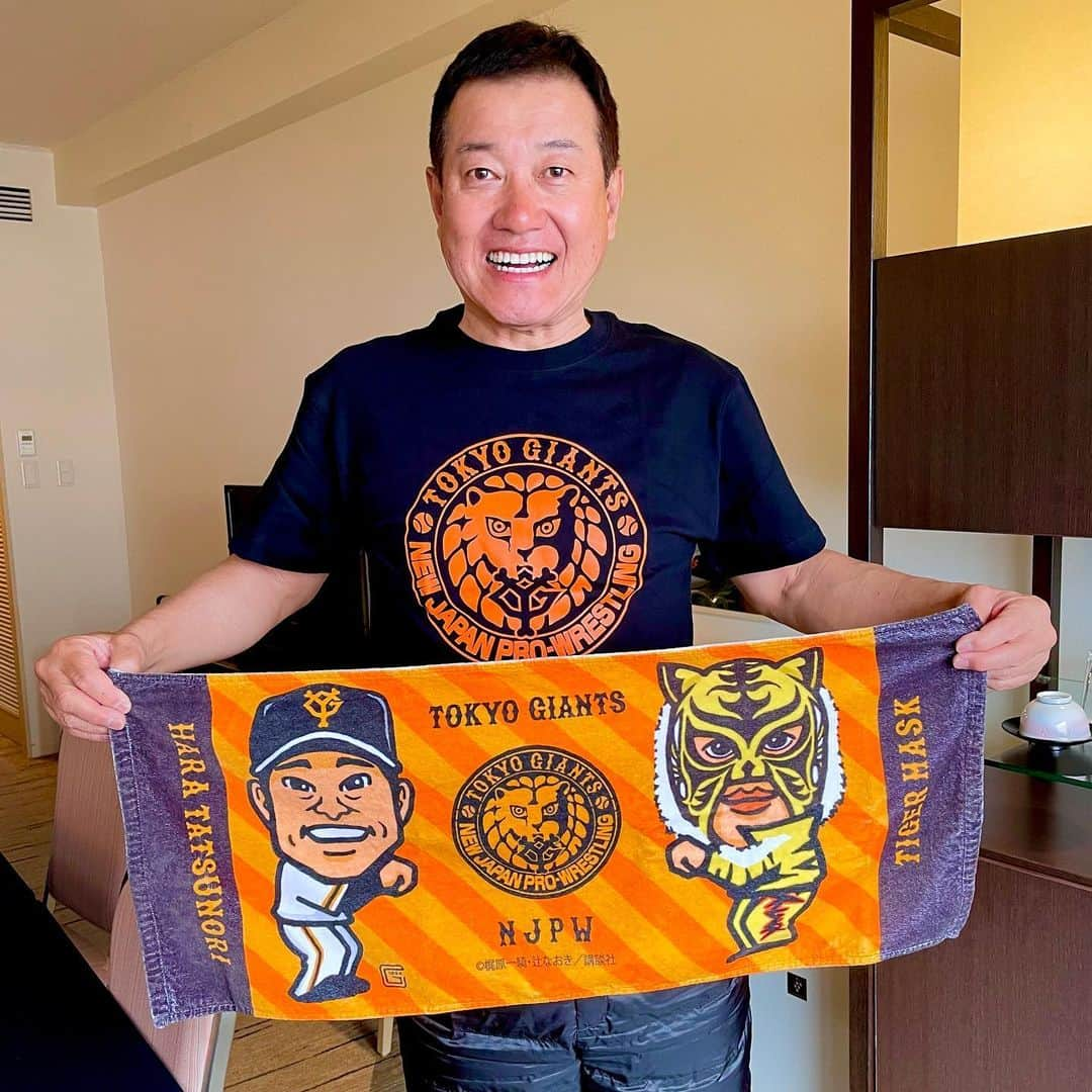 タイガーマスクさんのインスタグラム写真 - (タイガーマスクInstagram)「原監督が、「新日本、ジャイアンツのコラボTシャツ」を着て「原辰徳、タイガーマスクコラボタオル」を持った写真をキャンプ中の宮崎から送ってくれました🎊👏 感染予防を徹底しながら、ファンの皆さんは「原辰徳、タイガーマスクコラボTシャツ」を着てコラボタオル持って試合会場に、ジャイアンツファンは、コラボTシャツを着てタオルを持って球場に行きましょう😊 原監督、キャンプでお疲れのところを有難うございました‼️ 来週から沖縄へ行くそうです。 残りも頑張って下さい😊 #タイガーマスク #tigermask #njpw #原辰徳 #読売ジャイアンツ #tokyogiants #宮崎キャンプ #原辰徳タイガーマスクコラボTシャツ #原辰徳タイガーマスクコラボタオル」2月12日 22時05分 - tigermask.njpw_official