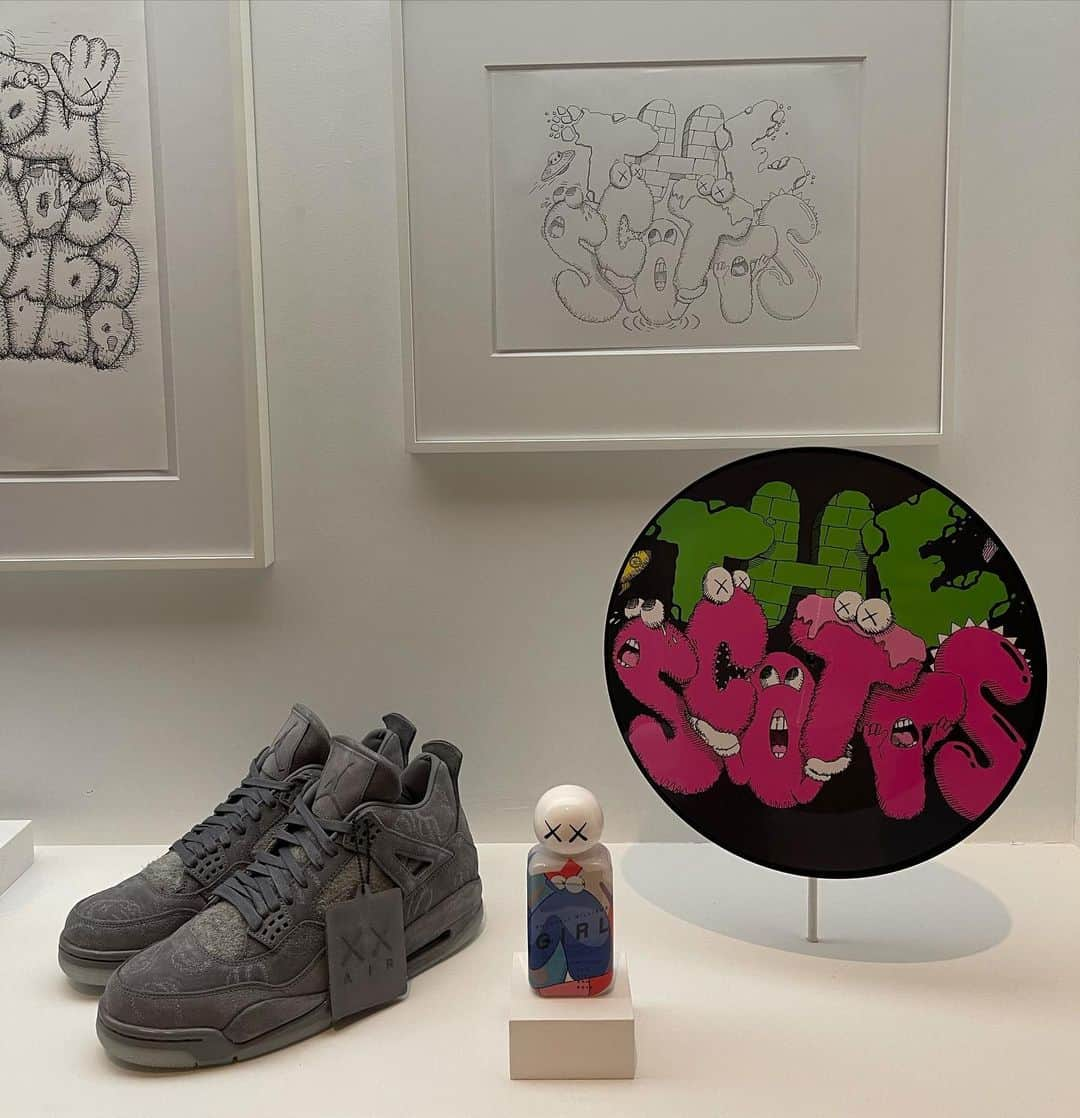 KAWSONEさんのインスタグラム写真 - (KAWSONEInstagram)「@brooklynmuseum install continues.. Including some drawings and collaborations with @travisscott @kidcudi @pharrell @jumpman23 @commedesgarcons   #KAWS #Jordan #TravisScott #KidCudi #Pharrell #commedesgarcons #BrooklynMuseum」2月12日 22時06分 - kaws