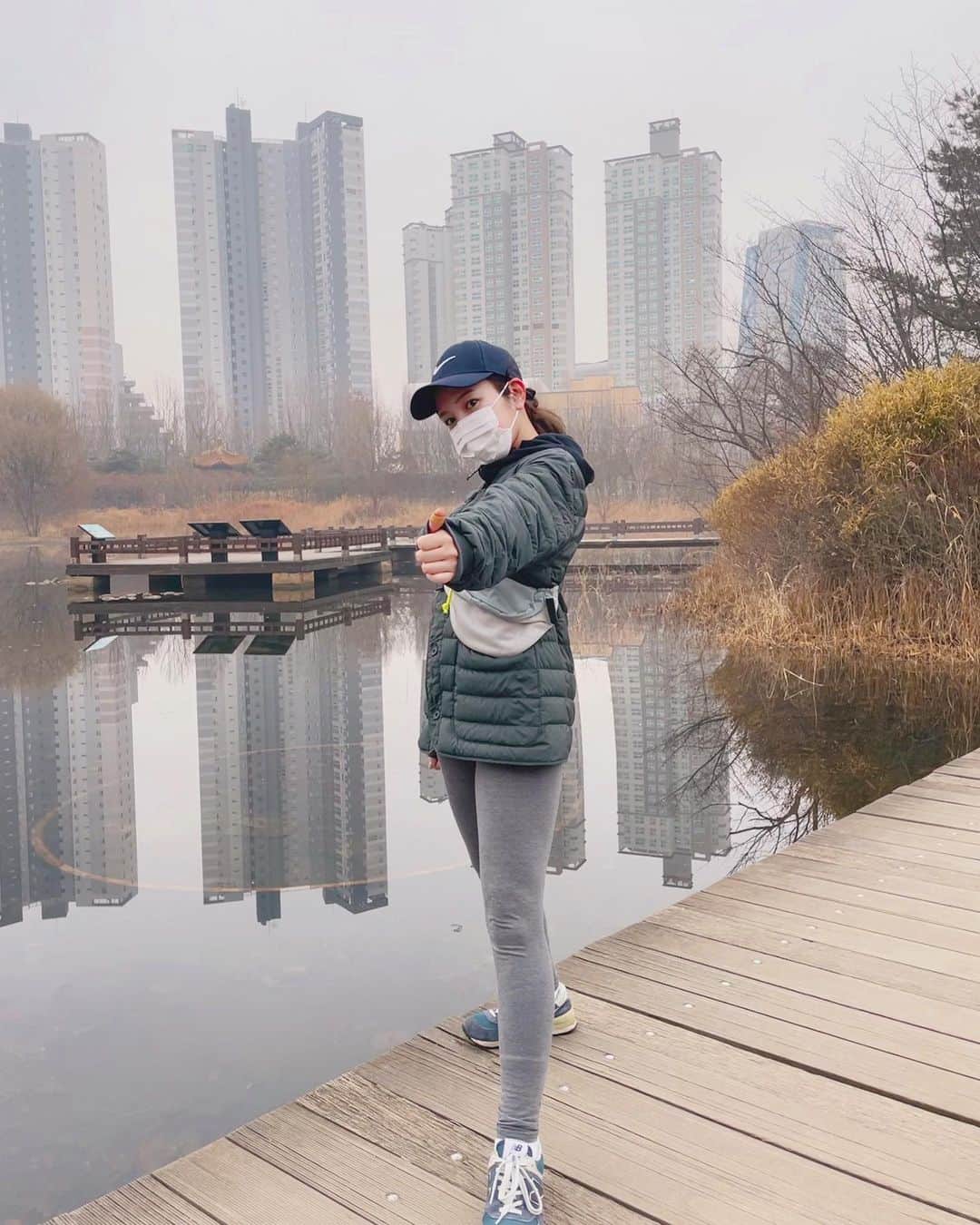 Lilmeのインスタグラム：「새해 복 많이 받으세요〜🇰🇷  韓国で初めての旧正月が始まりました！4日間の連休です  そして韓国では日本のお正月のお節料理のようにお正月に食べる伝統料理を家族でみんなで食べます！お裾分けして貰ったので明日食べるのが楽しみです🥢🥡  今年も良い年になるように早起きをして公園で朝から運動したので気分の良いお正月のスタート🏃‍♀️🍃✨！！  #새해복많이받으세요#韓国#語学留学#韓国留学#韓国コスメ#韓国料理#スキンケア#韓国旅行#韓国メイク#ランニング女子 #韓国ヘア#인테리어#헤어스타일#유학#거울샷#메이크업#뷰티스타그램 #셀카#얼스타그램#러닝#운동#트레이닝#running」