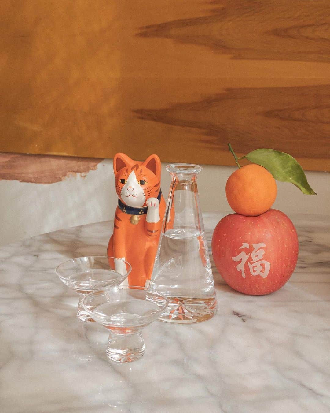 MR PORTERのインスタグラム：「Happy Year of The Ox to all our friends celebrating Lunar New Year. This year, we asked some of our friends to share how they are celebrating. Here, Mr @mybelonging shows us how he’s setting his table for tonight’s festivities 🍊🧧#LunarNewYear #Yearoftheox」