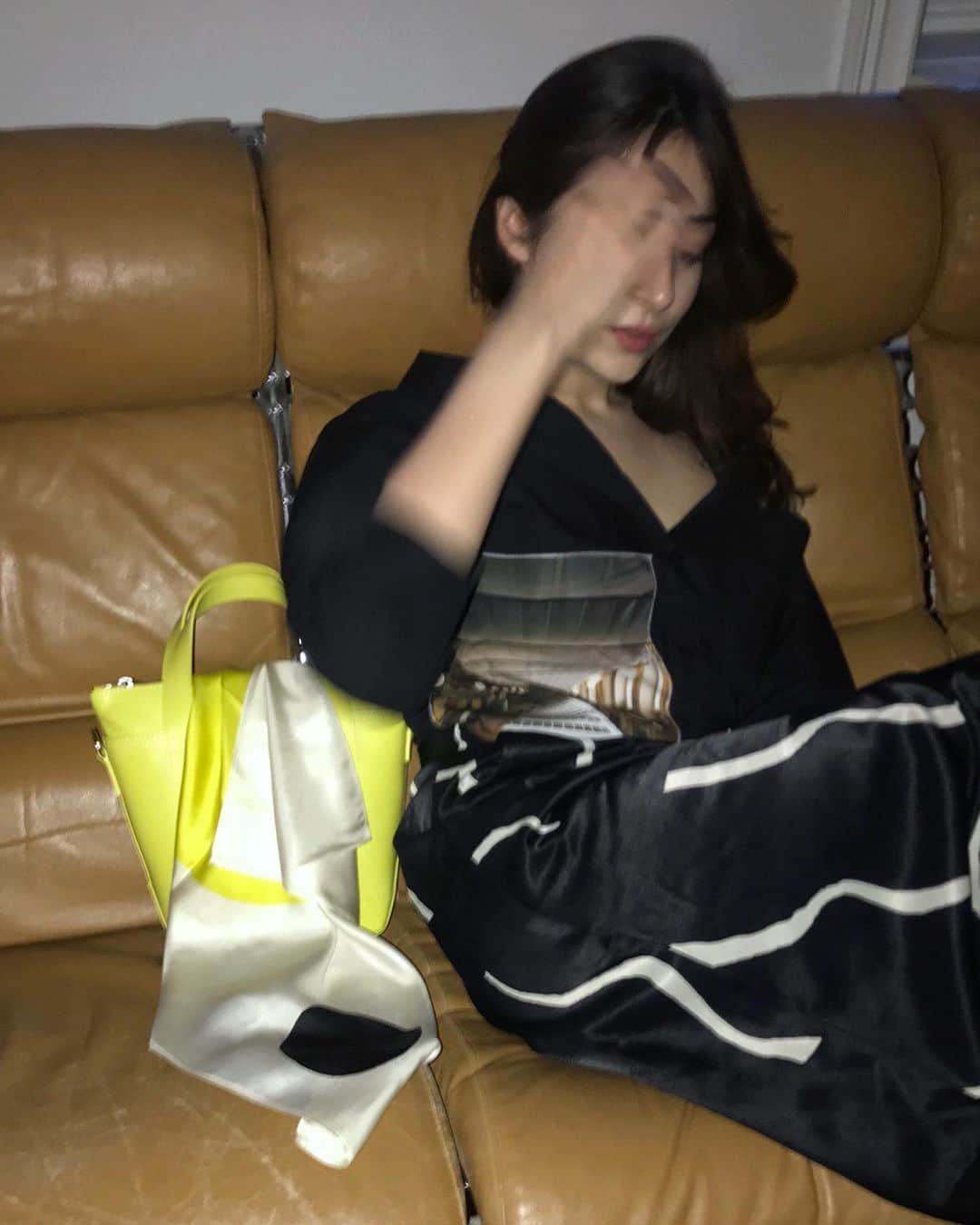 マリメッコのインスタグラム：「Writer, curator and editor-in-chief @norahagdahl nailing the perfect outfit for lounging in style.  ⠀⠀⠀⠀⠀⠀⠀⠀⠀ Nora is wearing the Likkuva skirt, Pikkuakseli shirt, Milli Matkuri bag with Tyrsky scarf and Neilikka mules. #marimekko」