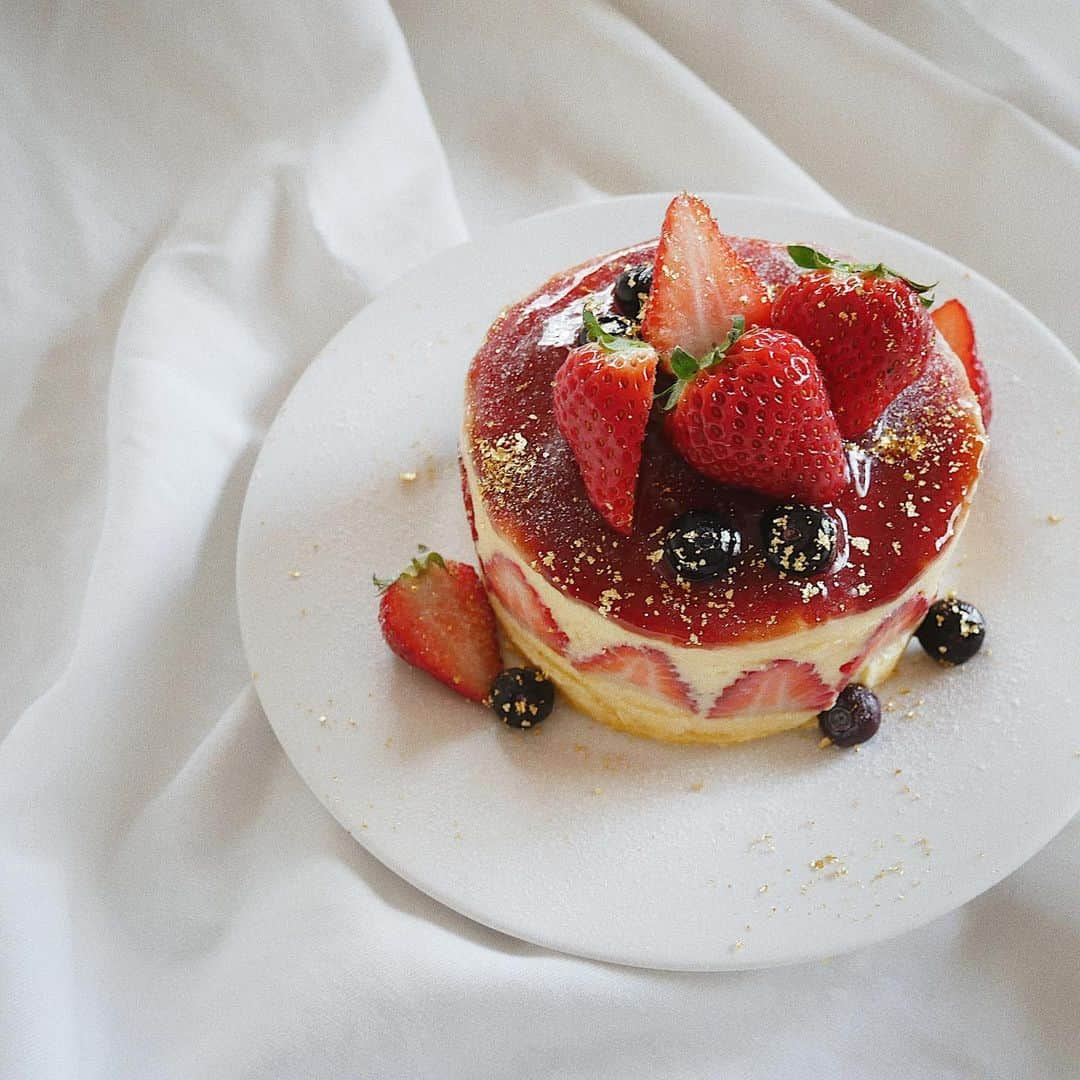 大波絢香のインスタグラム：「*﻿﻿ ﻿﻿﻿ *﻿﻿ ﻿  ﻿ Happy Valentine 🍫  ﻿ 今年はフレジエを作ってみました〜👩🏻‍🍳 ちょっとはやいけど、いつもありがと👨🏻♡ ﻿ ﻿﻿ ﻿﻿ ﻿ ﻿ #おうち時間#お家カフェ#おやつ#お菓子作り#フレジエ#仙台#バレンタイン#ケーキ#ayaka__cafe」