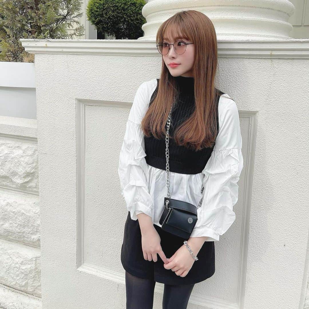 藤川沙弥のインスタグラム：「𓆸*ﾟ  少しづつ春気分⸝⋆﻿﻿  tops使いやすいから色違いで ベージュも持ってる🐻 @fifth_store ←80%offだったよ♡  #fifth#fifthtl#フィフス#カジュアル#シンプル #ニット#ボリュームスリーブドッキングニット #トレンド#平均身長コーデ #春コーデ#ボリュームスリーブ」
