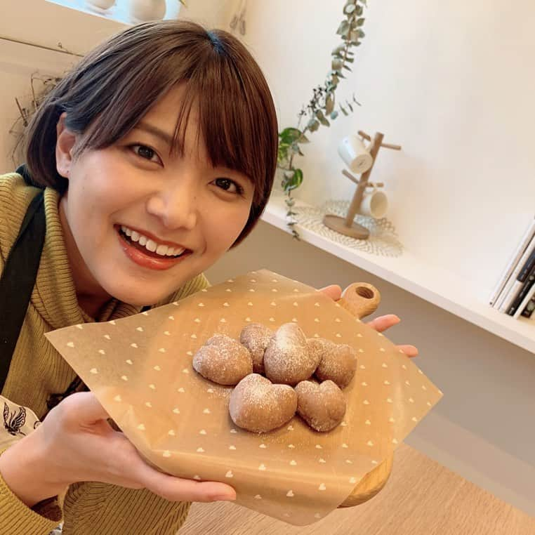 木岡真理奈のインスタグラム：「明日のあさコレは バレンタインにぴったりの 可愛らしいパン作り🍞💕 見てね！ #あさコレ！ #パン作り #おうちパン教室  #眠そうな顔」