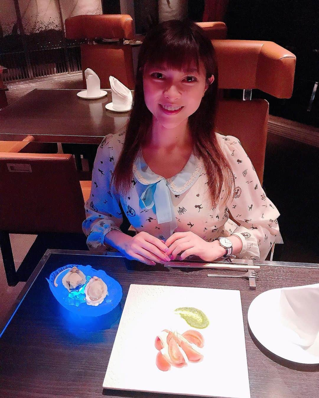 DJ MIYAさんのインスタグラム写真 - (DJ MIYAInstagram)「やっほーぉ❤️今日は銀座（新橋）にあるレストラン『MAIMON GINZA』さんで  dinnerしてきたよーぉ♪💓  デートや女子会などにもぴったりのおしゃれなお店♪  @maimon_ginza  カシスオレンジでかんぱーい❤️❤️❤️(o^^o) . .  . .  写真映えするし、すごい美味しかったぁぁー💗💗 .  ◉ THE MAIMONカルパッチョ（一人前）  わあー！💗宝石箱だーああ💖 どの食材もとても新鮮のピッチピチでぜんぶ美味しいー！！  たこ・サーモン・ほたてや雲丹など、6つの海の幸がー！まるで宝箱みたいで綺麗っっ♪❤️ .  ◉生牡蠣　  ニュージーランド産と福島豊前産のかきー！！(^ ^) 身が肉厚でちゅるっとクリーミーで美味しーい！！！💗  ◉フルーツトマトとモッツァレラチーズのカプレーゼ 甘みのあるフルーツトマトとモッツァレラの黄金コンビー！！！盛り付けおしゃれすぎ。  ◉黒毛和牛のローストビーフ土鍋めし 生雲丹・イクラと香味ソース💖  鳥山畜産赤城和牛（群馬）が絶品だよーぅ。 柔らかなお肉に、いくら。ごはんにはガーリックやblack pepperが使われていて和風なのにちょっぴりアメリカンで好き💖  . あーっっ。いい雰囲気で美味しかったでーす(o^^o)  ぜひ行ってみてね❤️❤️❤️  . . .  #maimonginza #銀座グルメ #銀座ディナー #新橋グルメ #新橋ディナー #牡蠣好き #ワイン好き #オイスターバー #pr  #トリドリベース #美食米門 #レストラン #グルメ女子 #グルメ #キャンペーン #グルメ好き #銀座グルメ散策 #旅インスタグラマー #グルメ大好き #東京ディナー  #新橋グルメ #インスタグラマー #インフルエンサー #グルメ女子 #銀座デート #女子会コーデ #居酒屋 #モデル #今日のコーデ #今日のファッション #ファッション好き #シーフード好き」2月12日 22時19分 - dj_miya