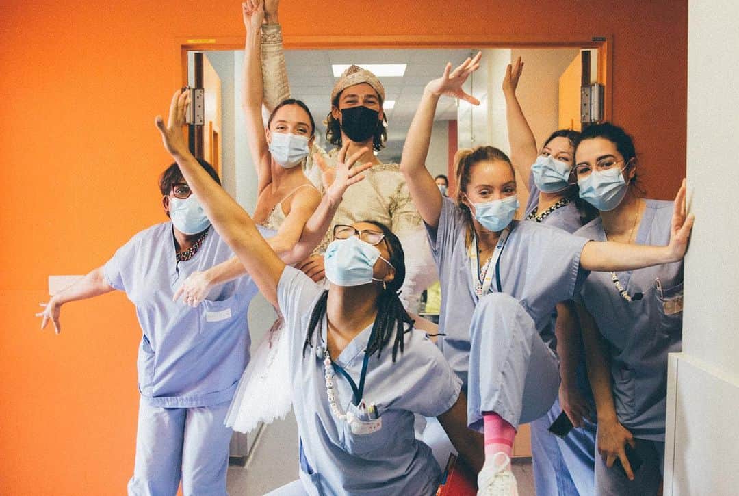 ドロテ・ジルベールのインスタグラム：「Moments et émotions partagés avec les enfants et les soignants de l’hôpital Necker pour enfants malades. Avec @humarchand  Merci @hopital.necker ainsi qu’à l’association @whatdancecando  @clairemarsdencm . 📷 de @laurag_photo  .  #hopitalneckerenfantsmalades」