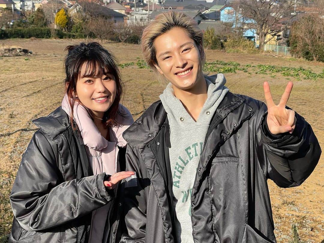 のインスタグラム：「日本テレビドラマ『#レッドアイズ 監視捜査班』第4話、高松優希役で出演しております！👁👁👁  舞台『#純平考え直せ 』以来、5年ぶり？くらいの再会の塩野くんと！  この二人、どうなってしまうのでしょう。。。？🤔  明日2月13日(土)よる22時から日テレで放送です、ぜひご覧下さい！👁  #レッドアイズ #日テレ #亀梨和也 さん #松下奈緒 さん #趣里 さん #シシドカフカ さん #松村北斗 さん #木村祐一 さん #塩野瑛久 さん」